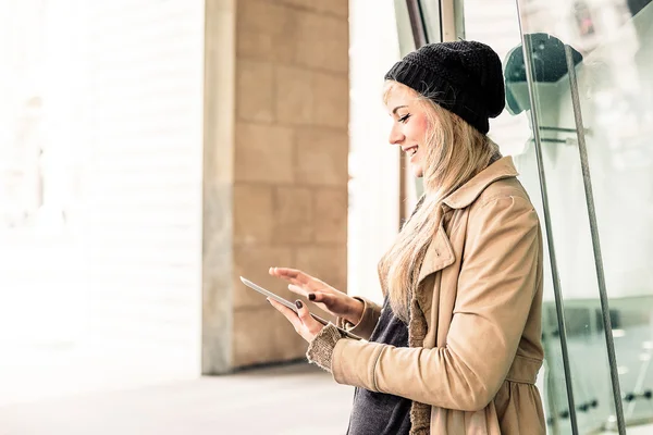 Dijital tablet kullanan kadın — Stok fotoğraf