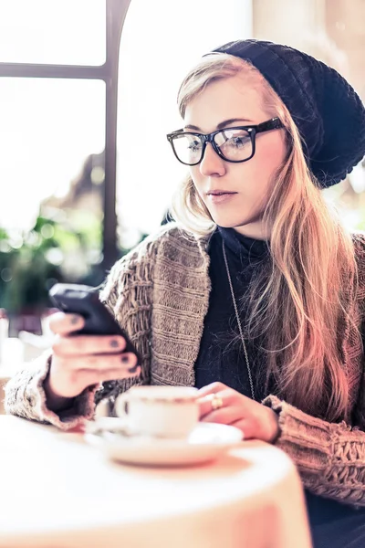 Mujer usando el teléfono móvil en la cafetería — Foto de Stock