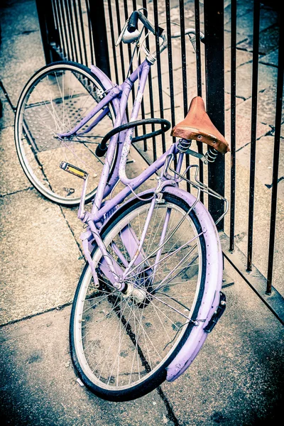 紫色的旧自行车 — 图库照片