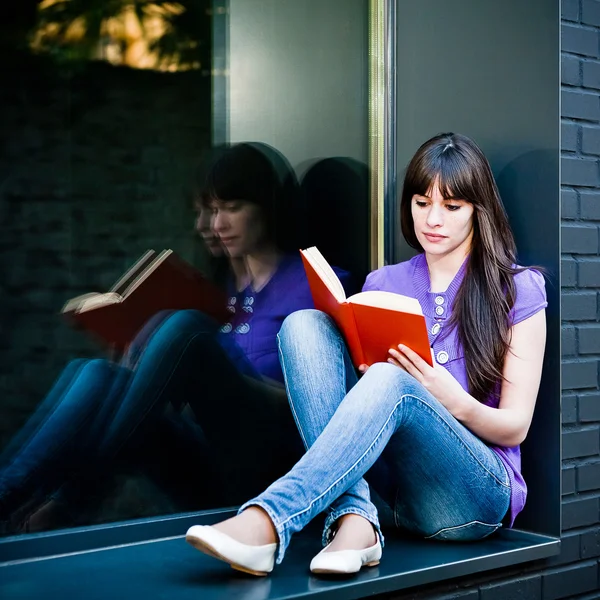 Woman reading a book — Stock Photo, Image