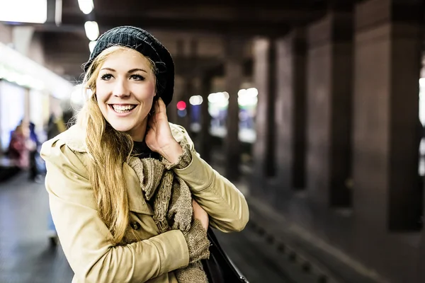 Woman  at the subway station — Stockfoto