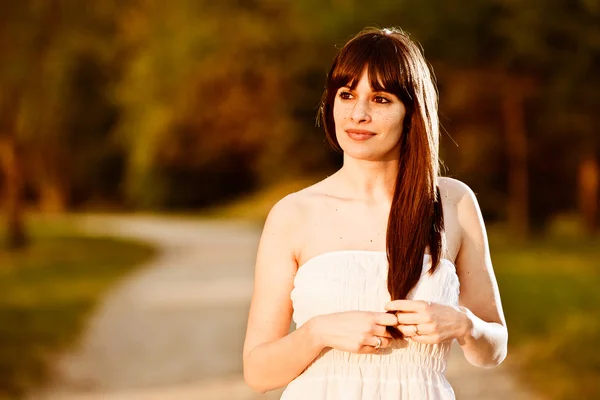 Bella donna sulla natura — Foto Stock