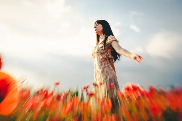 Femme dans le champ de pavot — Photo