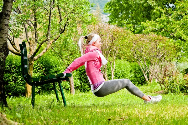 Kvinnan utöva stretching — Stockfoto