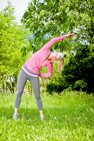 Kvinnan utöva stretching — Stockfoto
