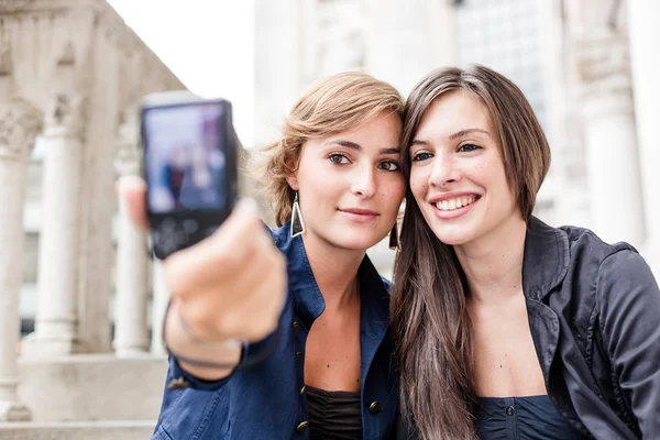 Amigos fotografando-se — Fotografia de Stock