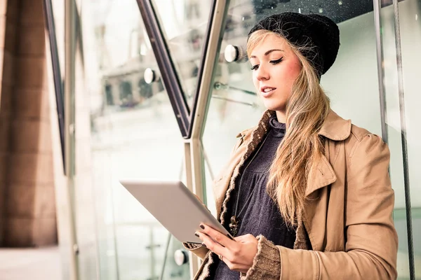 Donna che utilizza un tablet digitale — Foto Stock