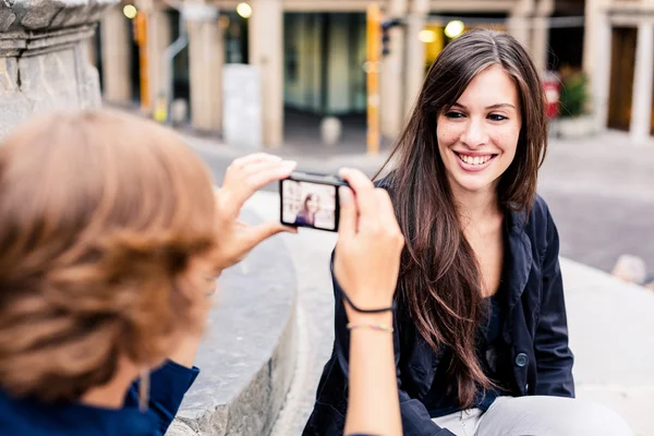 Teman memotret diri mereka sendiri — Stok Foto