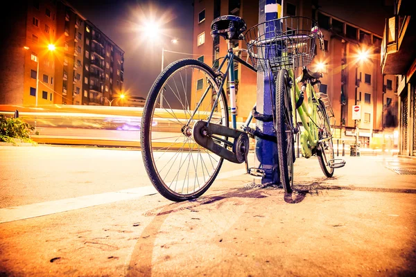 Bicicleta estacionada perto do pilar — Fotografia de Stock