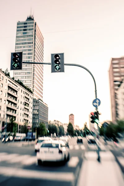 Paisaje urbano de Milán con carretera borrosa —  Fotos de Stock