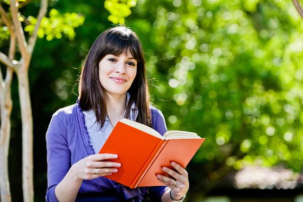 Een vrouw die een boek leest — Stockfoto