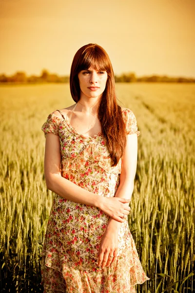 Woman walking   on the field — Stock Photo, Image