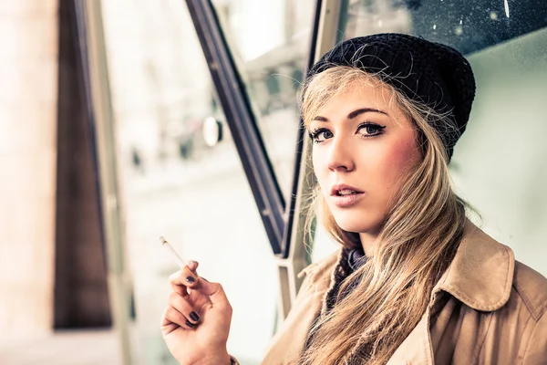 Mujer fumando un cigarrillo — Foto de Stock