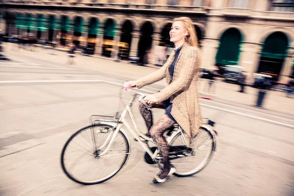 Mulher andando de bicicleta — Fotografia de Stock