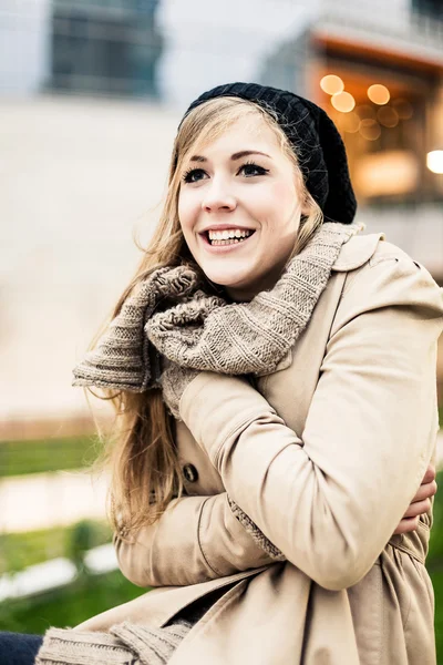 Mujer rubia al aire libre — Foto de Stock