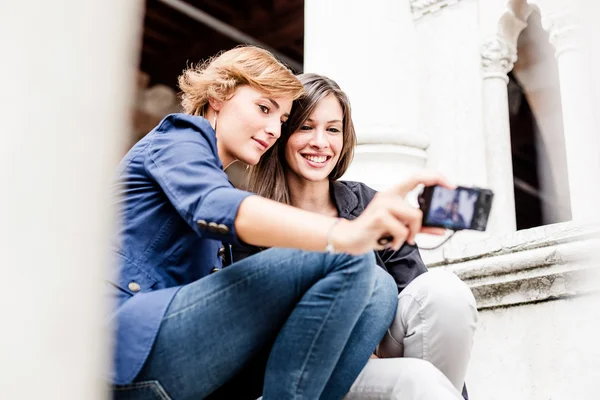 Teman memotret diri mereka sendiri — Stok Foto