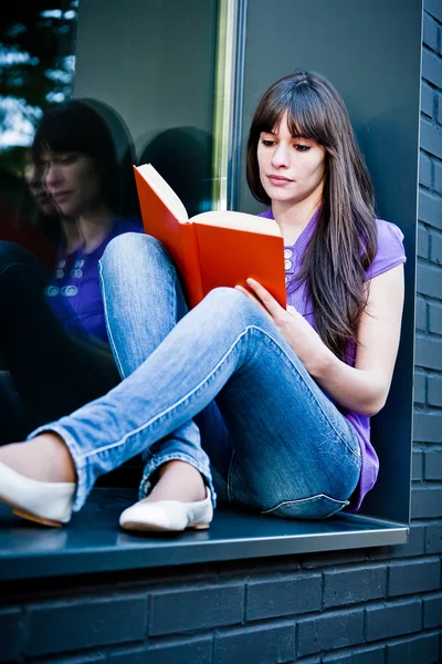 Woman reading a book — Stock Photo, Image