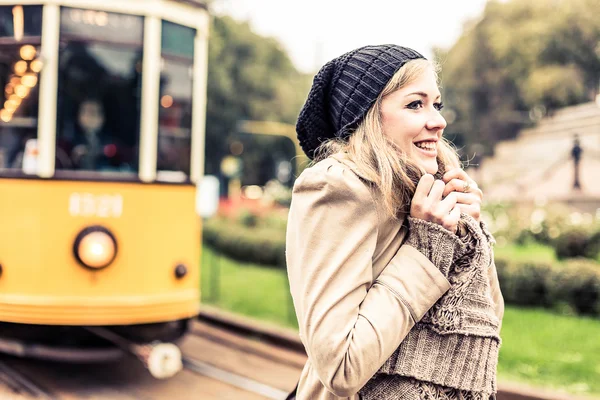 Donna in attesa del tram — Foto Stock