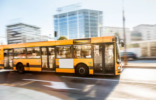 Bussen går snabbt — Stockfoto