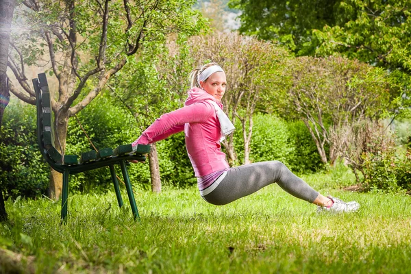Жінка, вправи на розтяжку — стокове фото