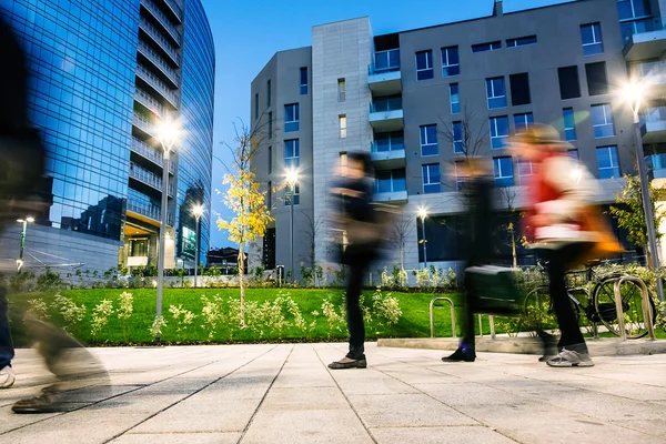 Les gens marchent dans le quartier financier — Photo