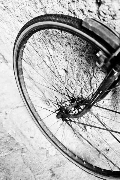 Bicycle Leaning Against Wall — Stock Photo, Image