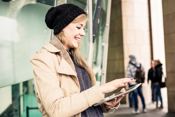 Dijital tablet kullanan kadın — Stok fotoğraf