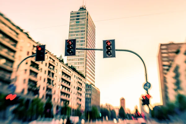 Paisaje urbano con semáforos rojos — Foto de Stock