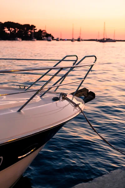 Bateau à moteur stationné dans un port — Photo