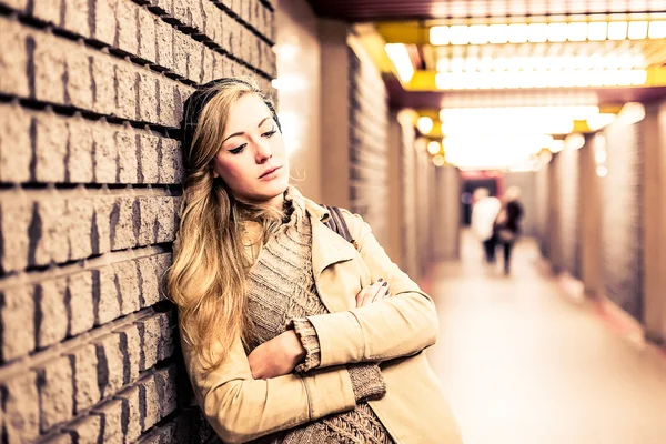 Mujer en la estación de metro — Foto de Stock