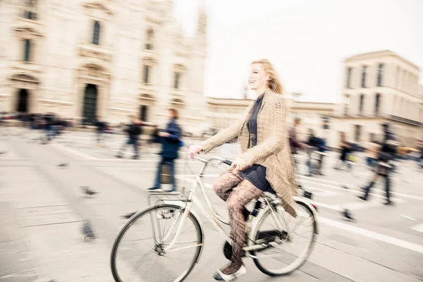 Mulher andando de bicicleta — Fotografia de Stock