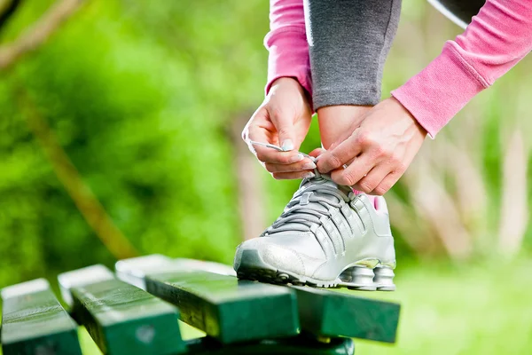Runner tying her shoelace — Stock Photo, Image