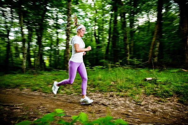 Woman running in a park — Stock Photo, Image