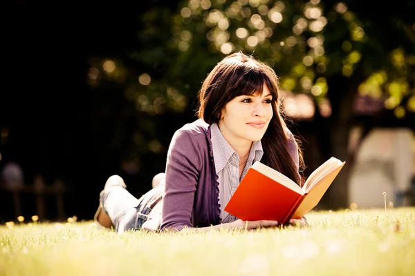 Young woman reading a book — Stock Photo, Image