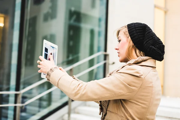 Mulher usando um tablet digital — Fotografia de Stock