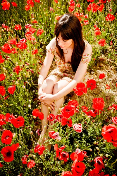 Femme dans le champ de pavot — Photo