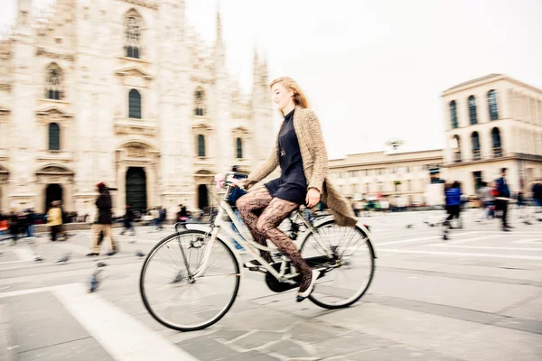 Mulher andando de bicicleta — Fotografia de Stock