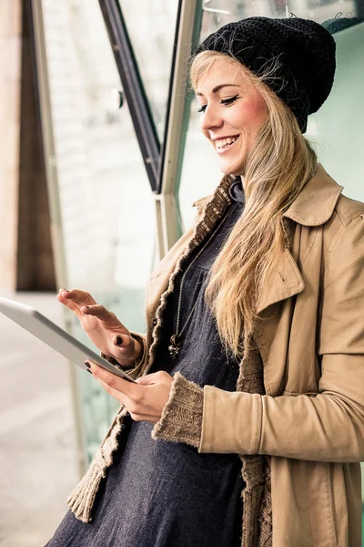 Donna che utilizza un tablet digitale — Foto Stock