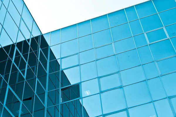 Arranha-céu de construção de alto edifício de vidro azul — Fotografia de Stock