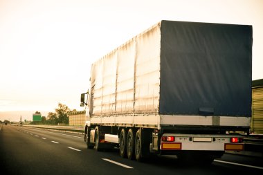 karayolu üzerinde bir kamyon