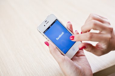 Iphone4 kullanan kadın