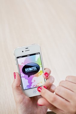 Iphone4 kullanan kadın
