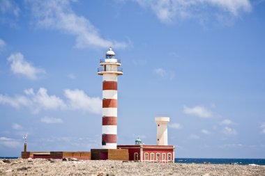 Kırmızı ve beyaz boyalı deniz feneri