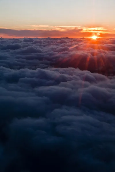 Sonnenaufgang über den Wolken — Stockfoto