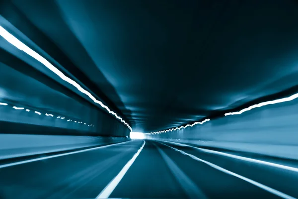 Conduire vite dans un tunnel — Photo