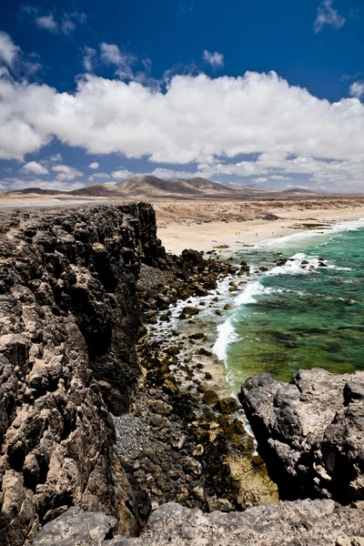 Hav och klippor på stranden — Stockfoto
