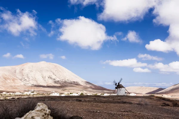 Viejo molino de viento en el desierto —  Fotos de Stock