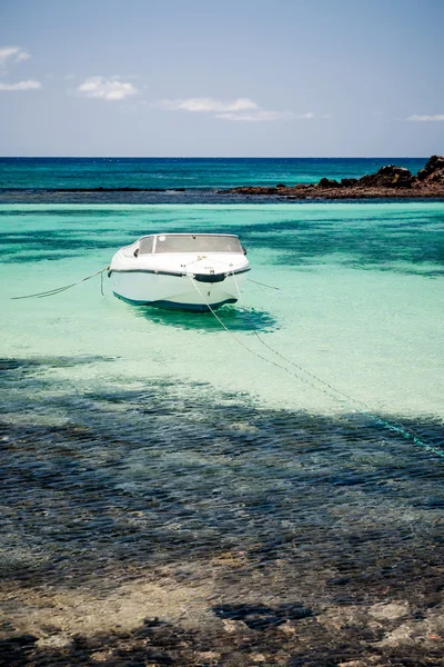 Motoscafo sul paesaggio marino vulcanico — Foto Stock