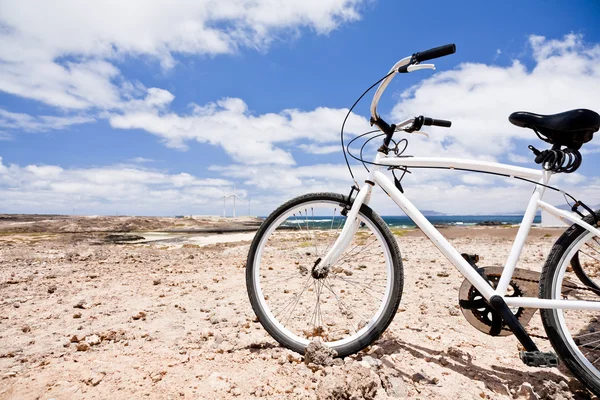 Cykeln parkerad i öknen — Stockfoto