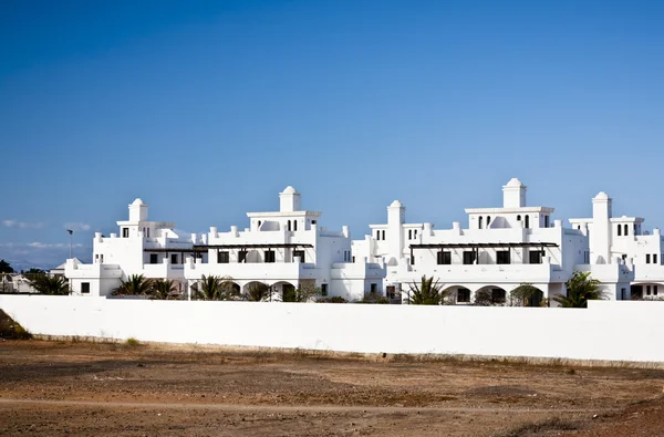 Weiße Häuser auf fuerteventura lizenzfreie Stockfotos